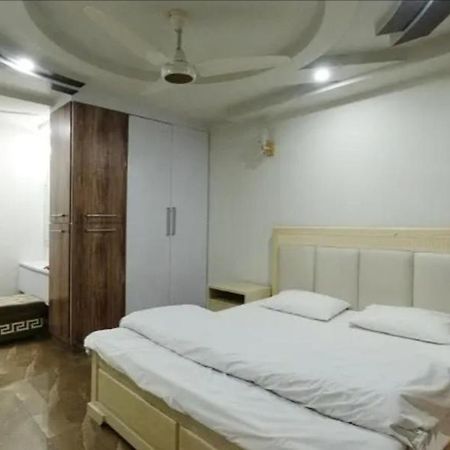 Furnished One-Bedroom Apartment For Rent Lahore Exterior foto