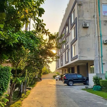 Furnished One-Bedroom Apartment For Rent Lahore Exterior foto